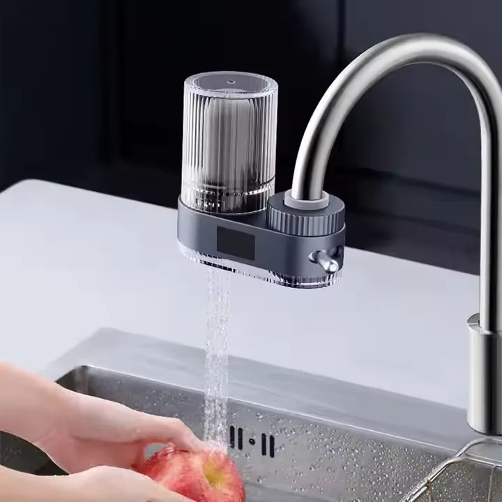 Countertop faucet water filter fitted to a kitchen tap